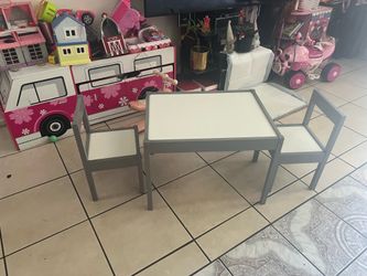 Mesita con dos sillas para niño o niñas