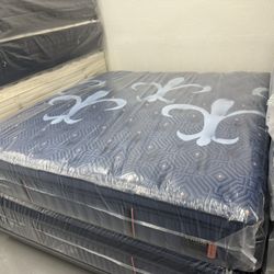 KING SIZE STEARNS & FOSTER LUX ESTATE PILLOW TOP MATTRESS & BOX SPRINGS BED SET