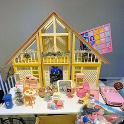 1978 BARBIE Dreamhouse W/furniture, Bsrbies/ Tons Of Clothes