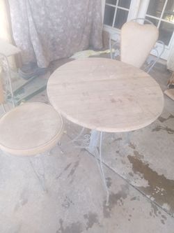 Table an 2 chairs