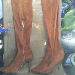 Boots Altas Size 7- 71/2 $28 Cada Par .