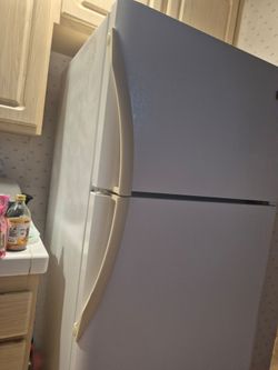 Frigidaire Refrigerator Full Size Top Freezer Works Great