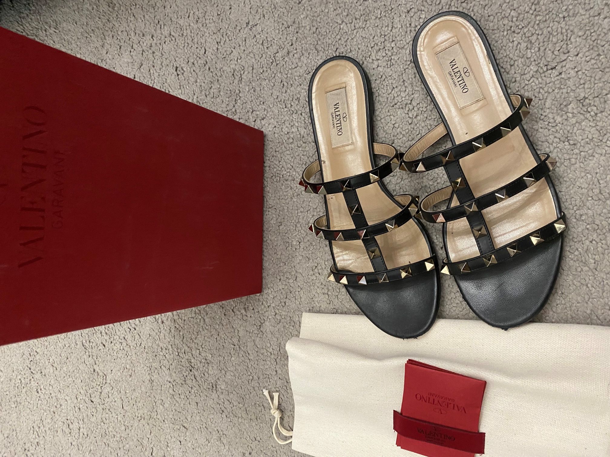 VALENTINO ROCKSTUD FLAT SANDALS