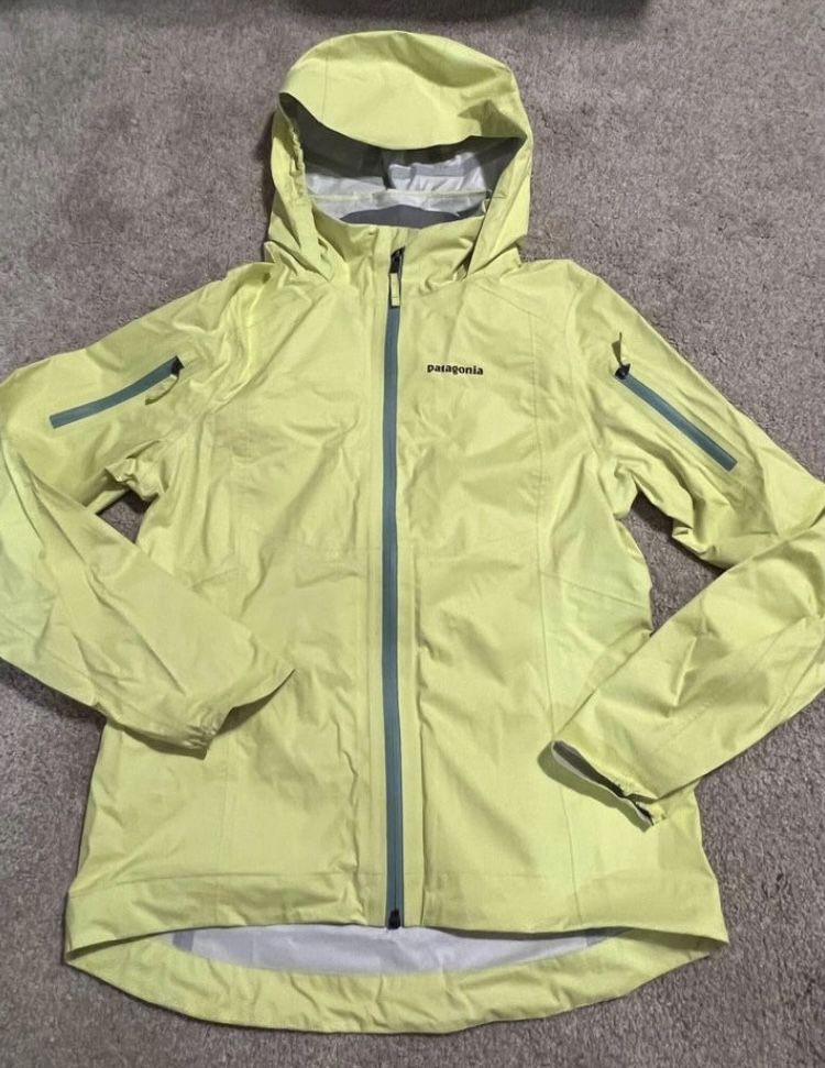 Patagonia Rain Jacket Super Great Condition XS women’s Jacket