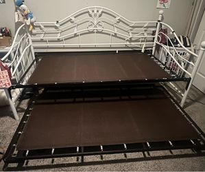 Day bed/metal/ twin size