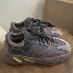  Yeezy Boost 700  size US 7