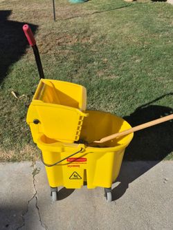 Mop bucket with mop
