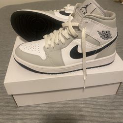 Jordan 1 Mid Light Smoke Grey