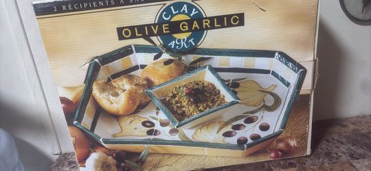 Chip tray with dip bowl