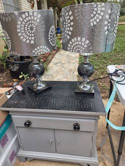 Night stand with 2 lamps