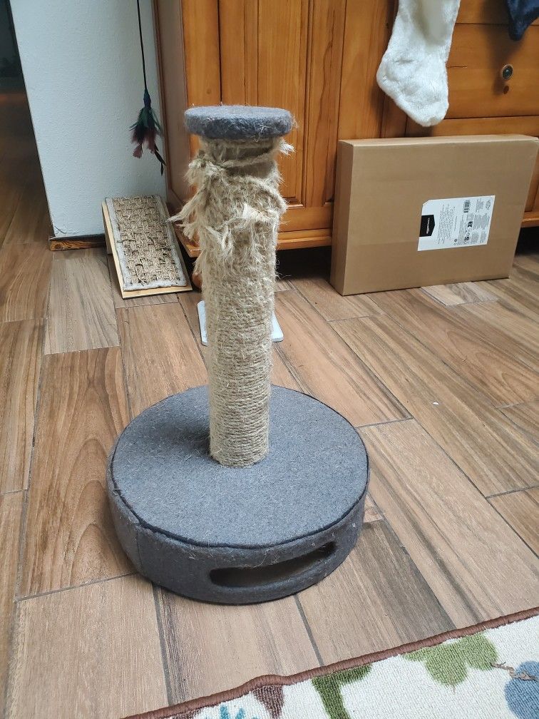 Free Used Cat Scratcher With Ball Chase Game
