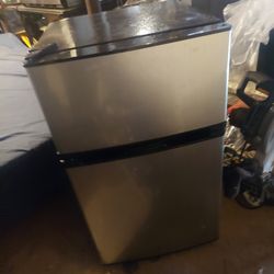Small  refrigerator  works great   Small  dent on top  coner cold
