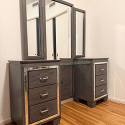Gray Wooden Bedroom Vanity Drawer with Tri-Fold Mirror