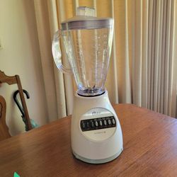 Oster 6 cup blender, non breakable pitcher. Like new.