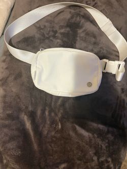 lululemon Everywhere Belt Bag White Zip Waist Pack w/ Adjustable Strap