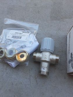 Honeywell thermostatic mixing valve 1/2 inch two pieces