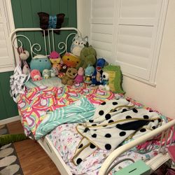 2 Twin Beds With Bottom Drawers.