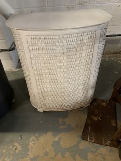 Wicker hamper