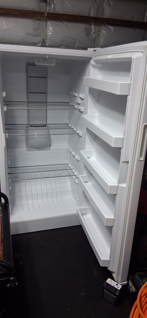 π Whirlpool Upright Freezer EXCELLENT CONDITION