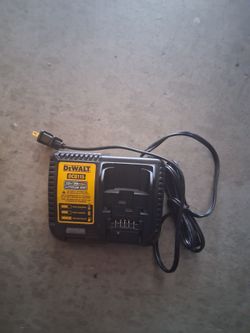 NEw, NUEVO DEWALT 12-volt,  20-Volt Charger