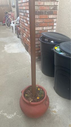 Flower pot with post