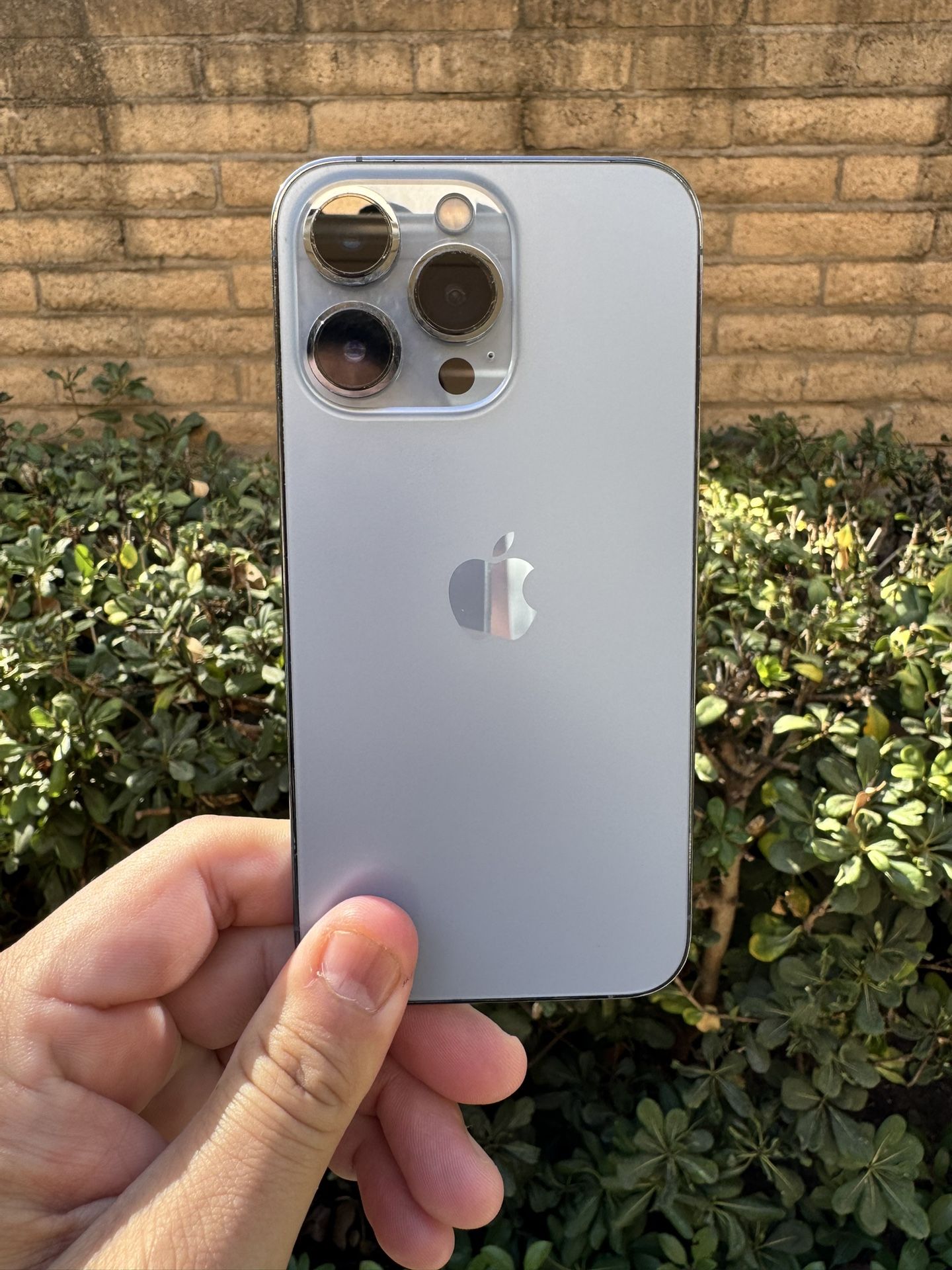 IPhone 13 Pro 256 gb  Good  Condition!!   UNLOCKED use any carrier.  Hablo Espanol.