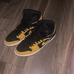 Jordan 1s Yellow And Black 10/5