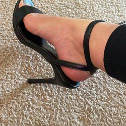 Black Heel With Red Bottom 