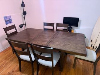 DINING TABLE (LIKE NEW)