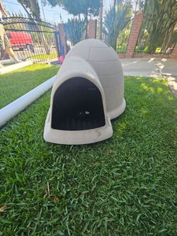 Small/medium igloo dog house