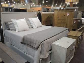 King Panel Bed — Martin Svensson 