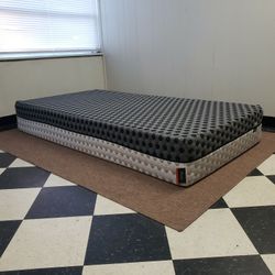 Twin size mattress - can DELIVER almost anywhere for $20 extra - gently used and in LIKE NEW condition 😍