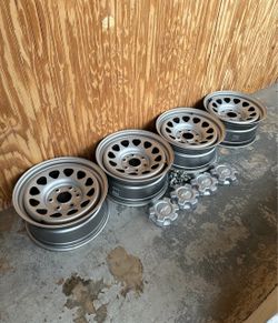 Silverado Wheels with Center Caps and Most Lug Nuts