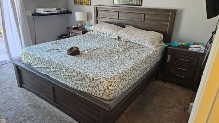 King size bed and night stands