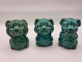 Three Wise Pigs Ceramic Figurine Set See Hear Speak No Evil Green