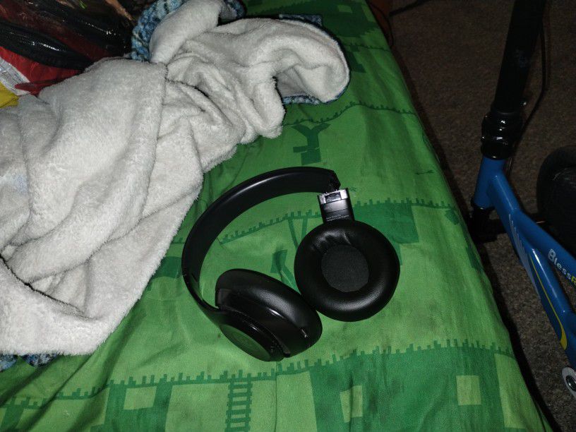 Selling These Headphones One Of The Side Pieces Broke Not All The Way But It's Dangling