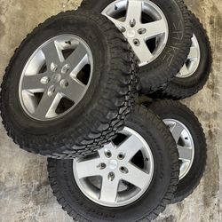 Jeep Wangler Wheels and Tires LT255/75R17