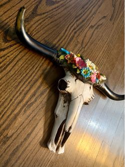Alikiki faux cow skull wall decor