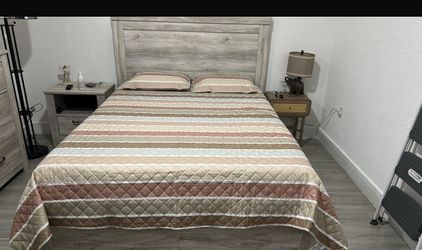 Cama Queen muy bien cuidada solo dos meses de comprada s. Se vende solo la armadura no colchón no el Box