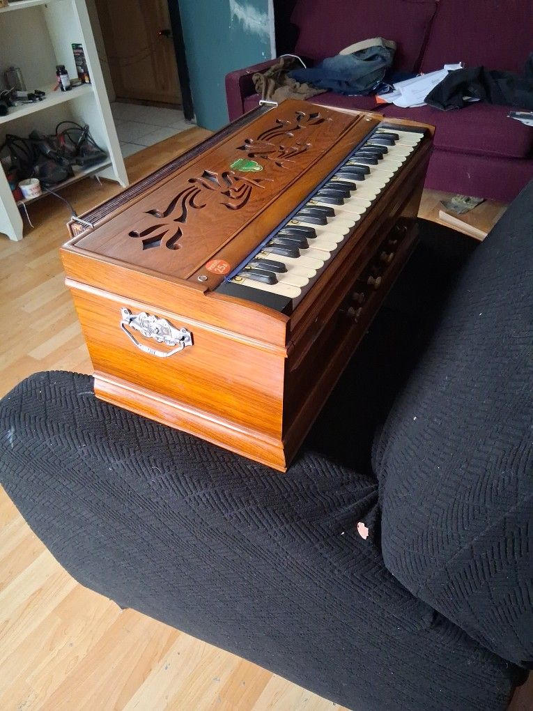 1973 Melody Calcutta Harmonium