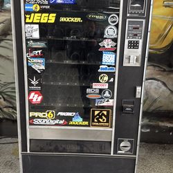 Snack vending machine