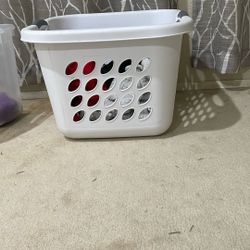 Sterilite Laundry Basket
