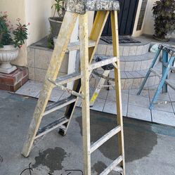 Excellent Condition 5 Feet And More Size Is Available Fiberglass Ladders