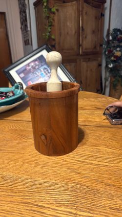 Kitchen utensil holder