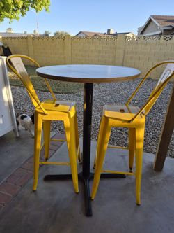 Hi round table with high metal chairs.