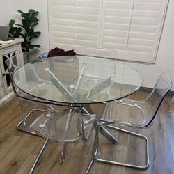 Round dining set + Grey Couch FREE. Se ve en las últimas fotos. 