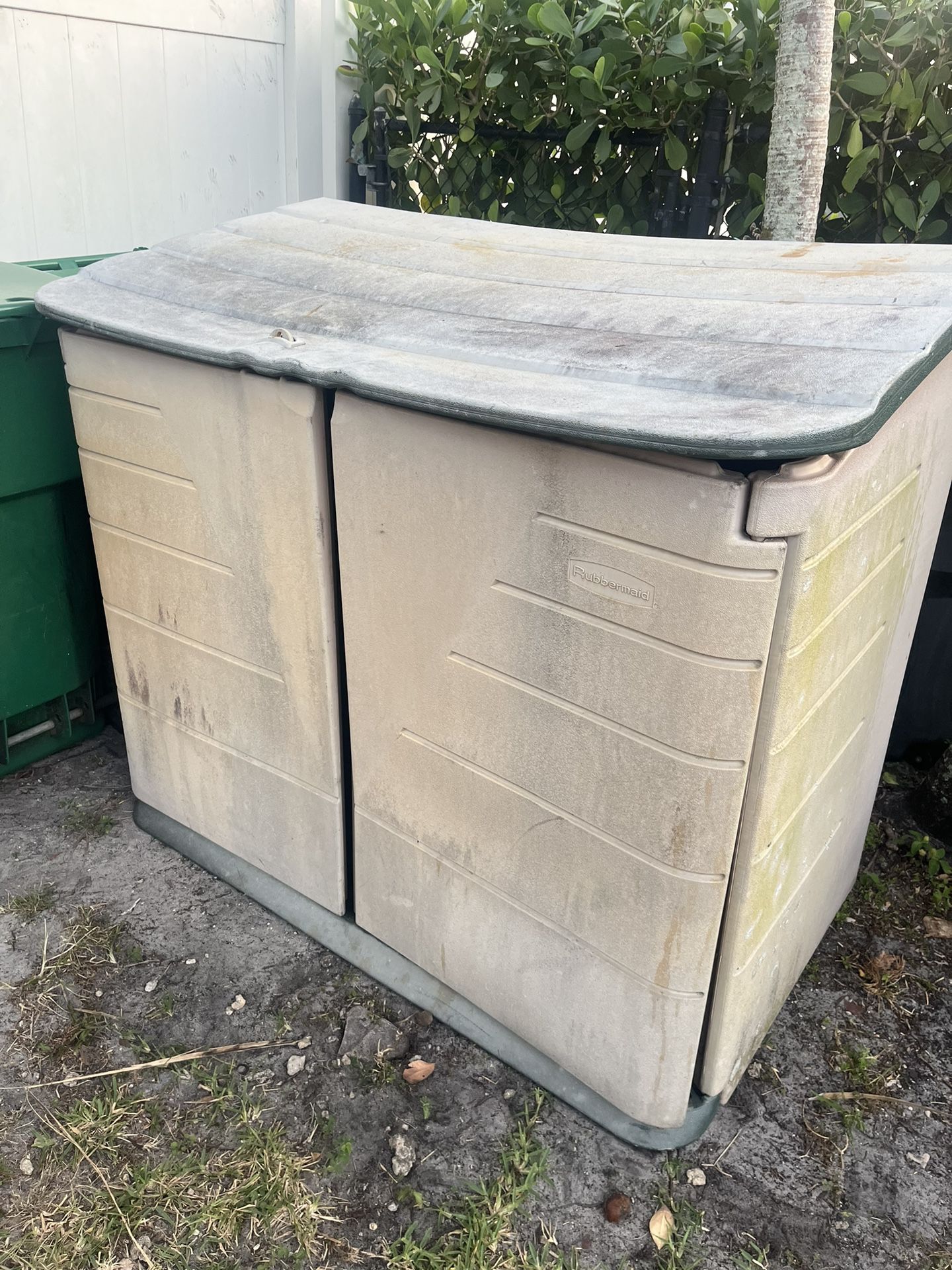 Outdoor Rubbermaid Storage Shed 60x32x44