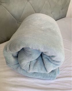 Liz Clairbone Soft Blanket Size Queen