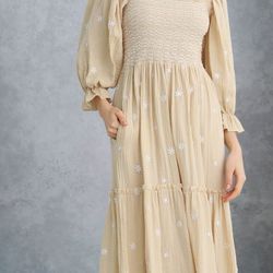 Floret Embroidery Square Neck Midi Dress in Light Yellow