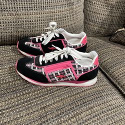 Size 8,1/2. Ladies kangaroo shoes with little pocket on the side.